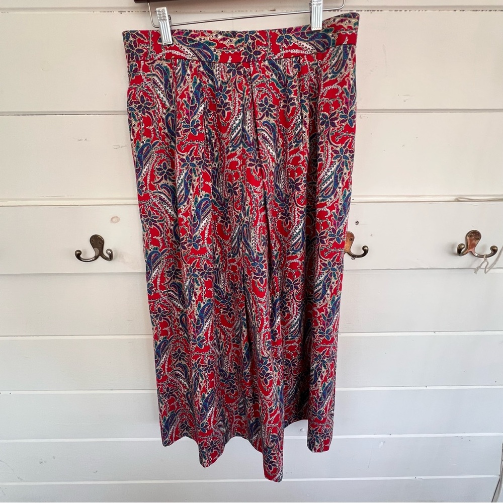 Vintage paisley front pleat skirt with pockets. Size 8.